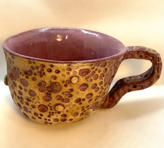 Pasta café. Interior morado, exterior bajorelieve circulos morado