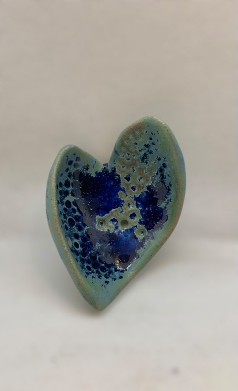 Corazón azul piedra con manchado azul brillante cobalto. Manchas en bajorelieve