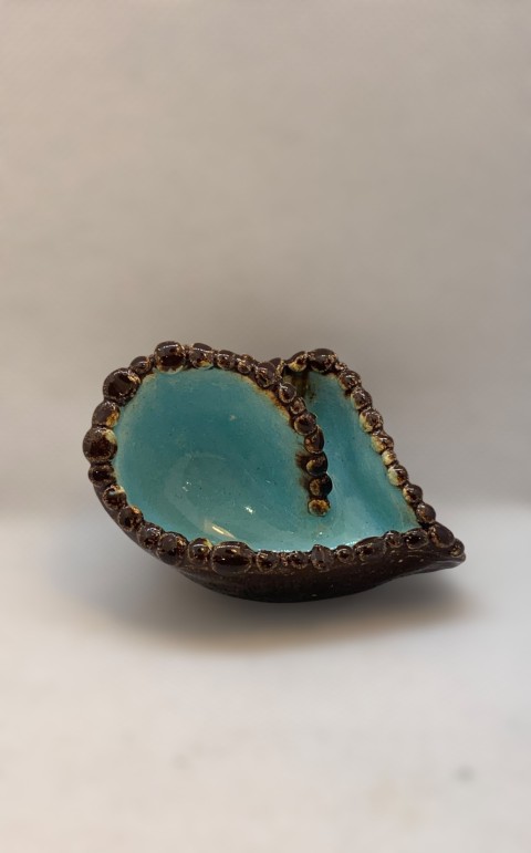 Corazón interior celeste, exterior y borde café. Borde con pelotitas