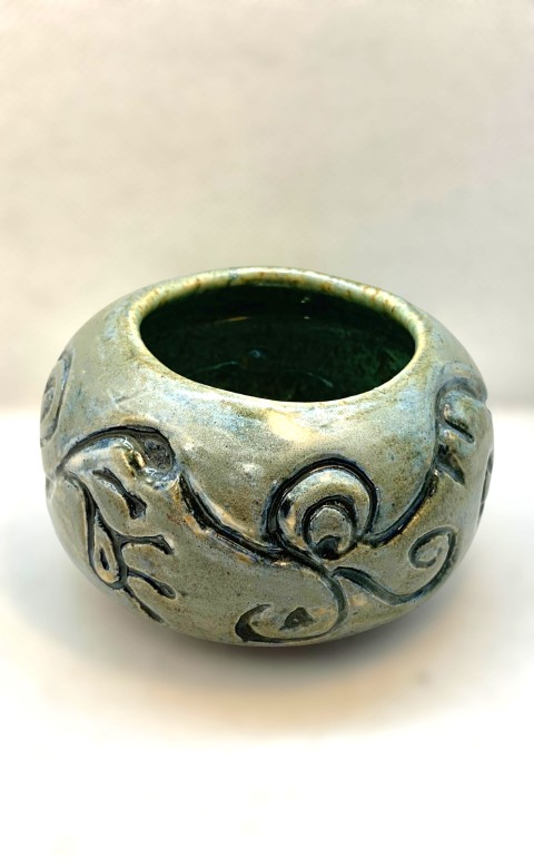 Cuenco verde grisaseo con dibujos bajorelieve cobre. Manchas azuladas