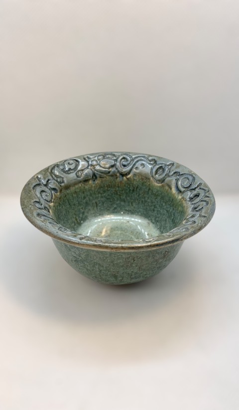 Plato hondo pequeño verde musgo. Tonos grises, con borde dibujos bajorelieve cobre