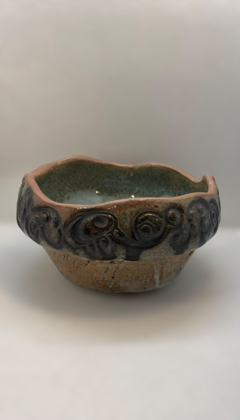 Pasta Chamiza. Cuenco borde irregular con pasta expuesta, dibujos bajorelieve cobre