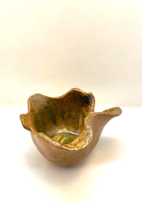 mini pocillo borde curvo. Pasta café con esmalte verde musgo. Exterior café