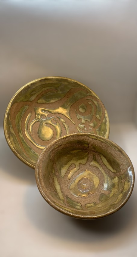 Pasta Chamiza. Plato hondo verde claro con dibujos en cera