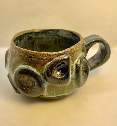 Pasta negra. Interior óceano. Exterior esculpido circulos celeste