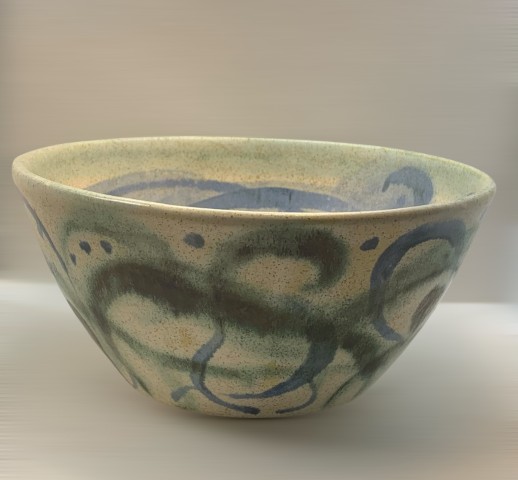 Fuente mediana blanca con aguada cobre y cobalto y dibujos en interior y exterior