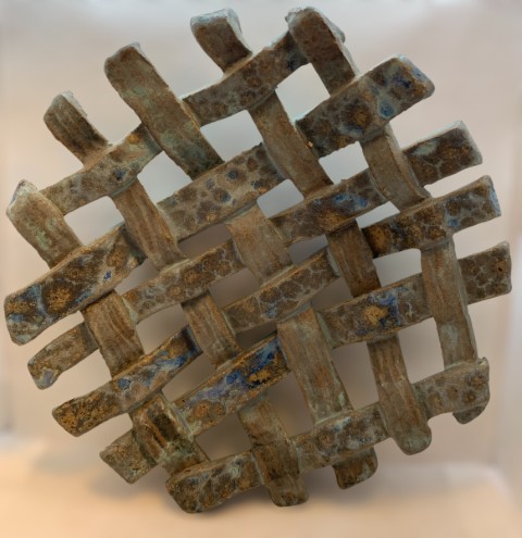 Plato trenzado azul piedra con manchas de óxidos