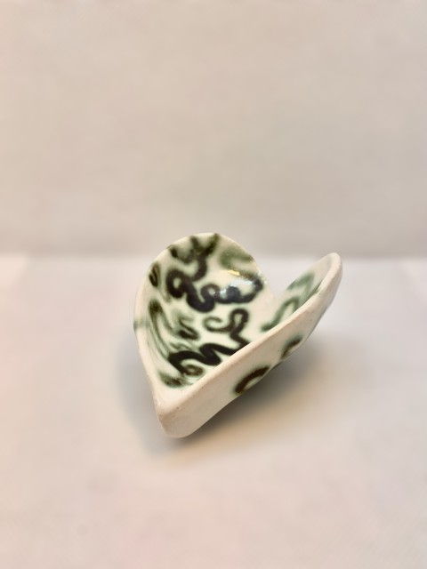 Corazón blanco con dibujos en cobre