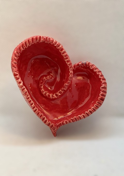 Corazón rojo con ranuras en el borde