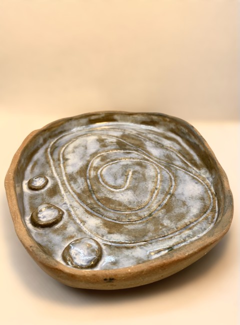 Pasta Chamiza. Plato mediano espiral y circulos. Café y celeste