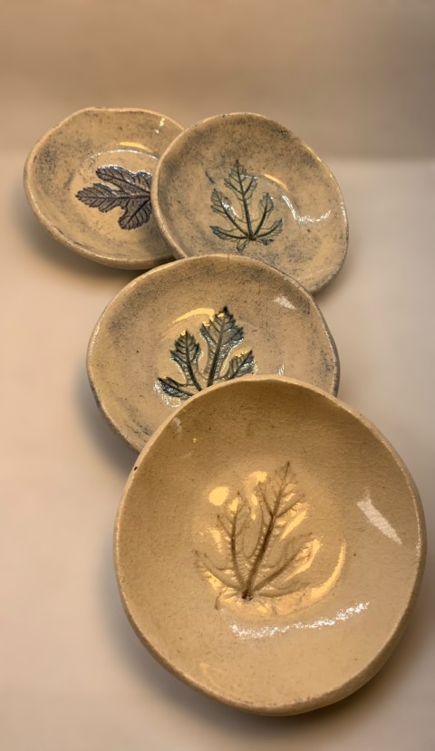 Platitos redondos crema y cobalto con impresión hoja