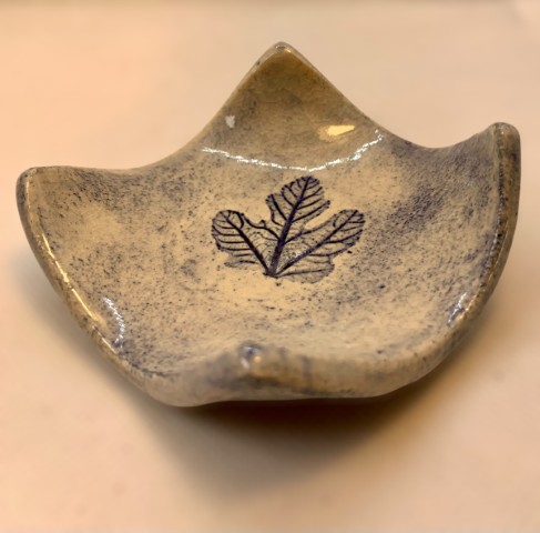 Platito pequeño cuadrado blanco y cobalto con impresión hoja 