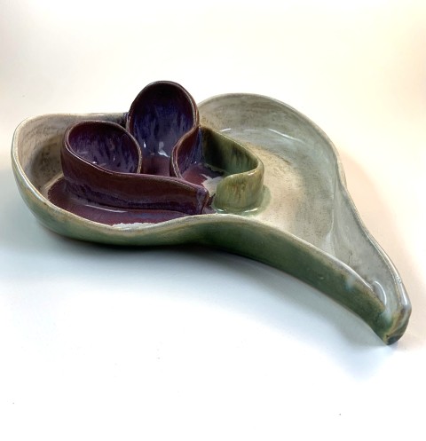 Fuente grande corazón. Interior blanco, verde y morado