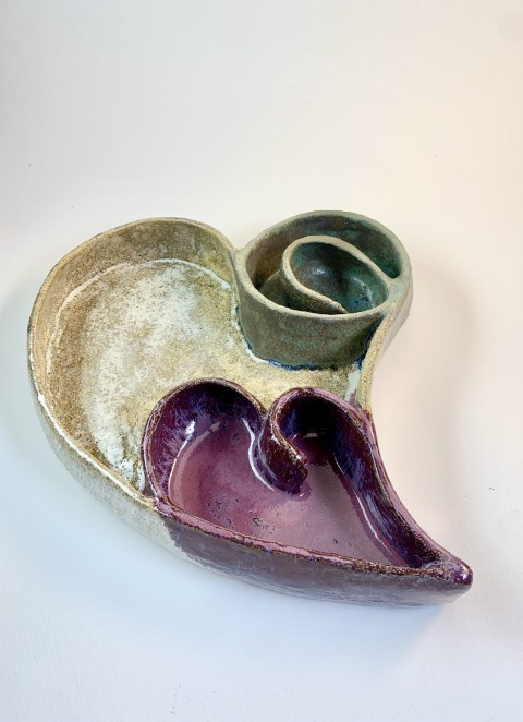 Fuente grande corazón. Interior blanco manchado, morado y azul piedra