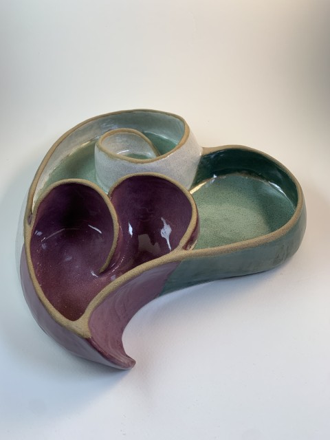 Fuente grande grande corazón. Verde, blanco y morado