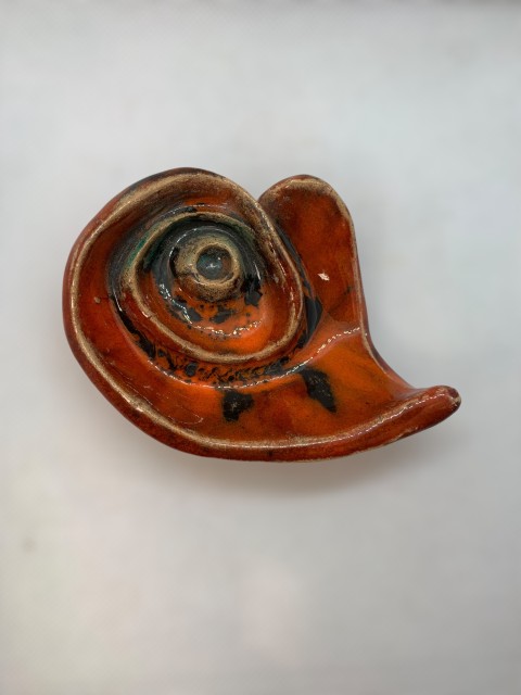 Corazón naranjo cadmio con manchas negras y toques verdes. Espiral esculpido