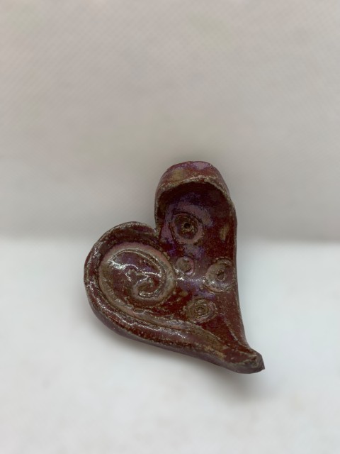 Corazón morado con espiral y cículos bajorelieve