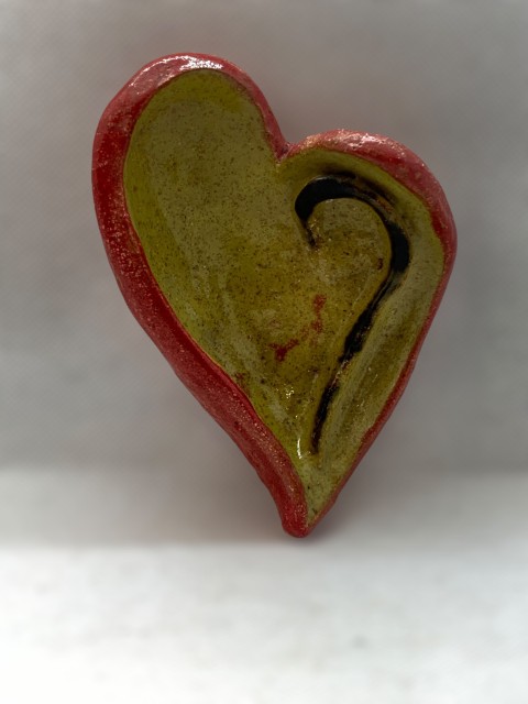 Corazón  interior amarillo Mono con detalle óxido. Exterior rojo Mono. Con CHZ