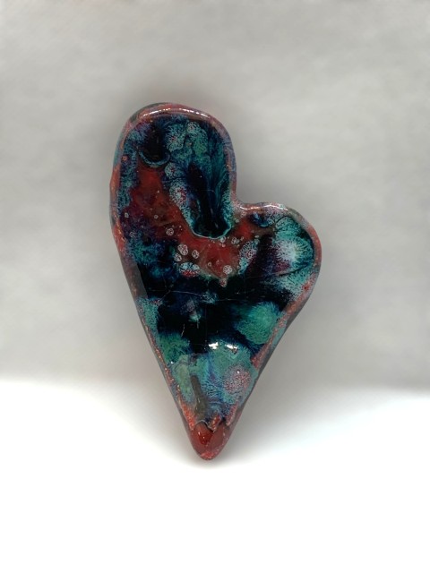 Corazón rojo con cristales verdes claros y oscuros. Reverso rojo cadmio