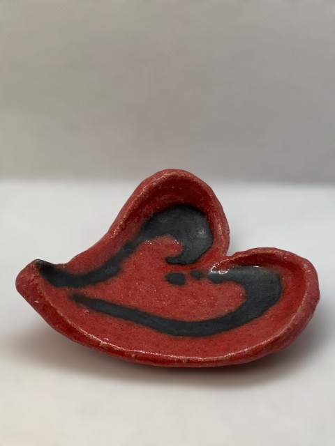 Corazón rojo Mono con dibujo corazón óxido metalizado. Con CHZ