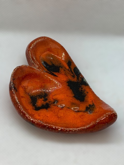 Corazón pequeño naranjo cadmio con manchas negras