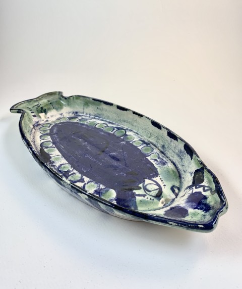 Fuente con forma de pez. Azul cobalto y cobre 