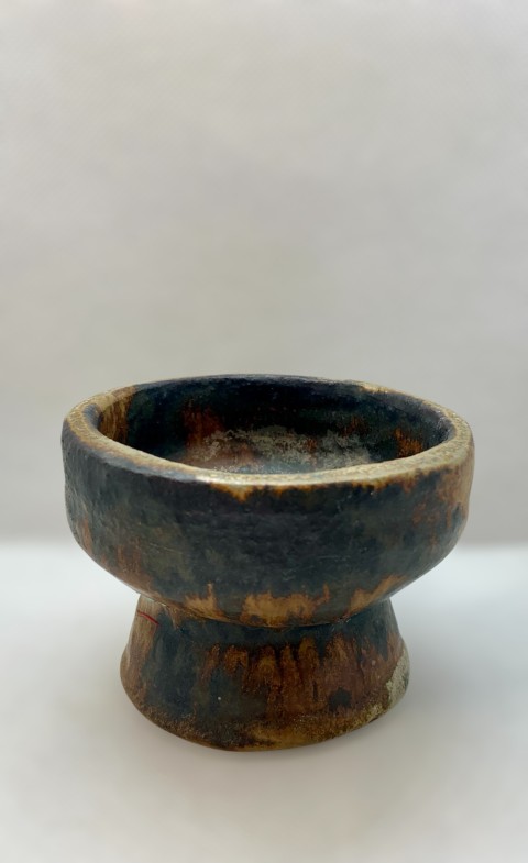 Pocillo gris con manchas fierro, manchas negras. A gas