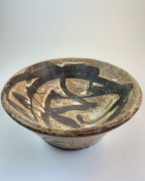 Fuente café con diseños con óxido oscuro y manchas café. Exterior blanco. A gas