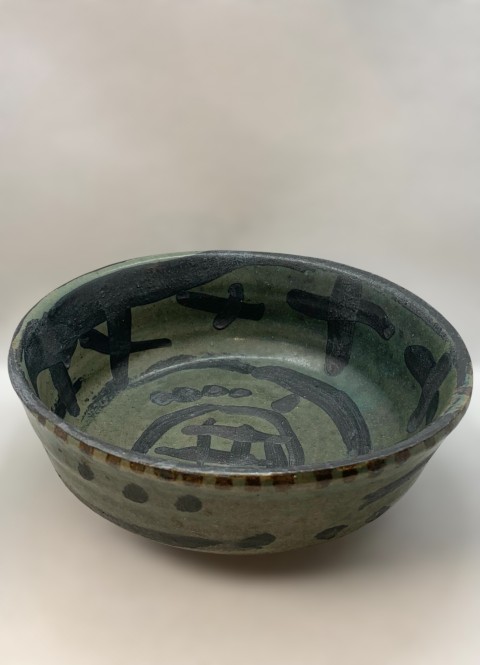 Plato hondo mediano verde oscuro con dibujos líneas negras