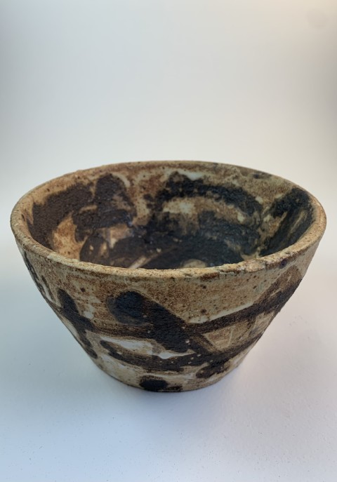 Fuente cad fé claro con manchas. Dibujos con óxido oscuro. A gas