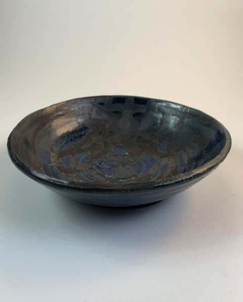 Plato hondo mediano. Azul cobalto con óxifod dibujos líneas y manchas