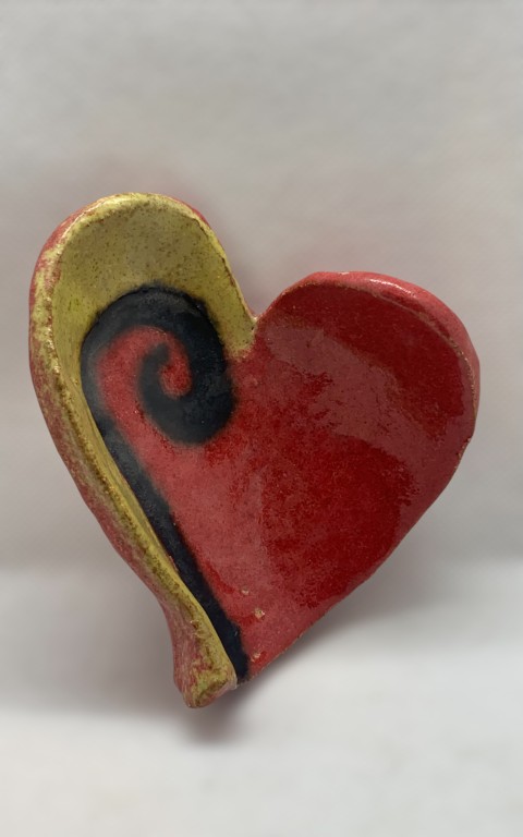 Corazón izquierda amarillo mono, espiral óxido y derecha rojo mono. Reverso rojo