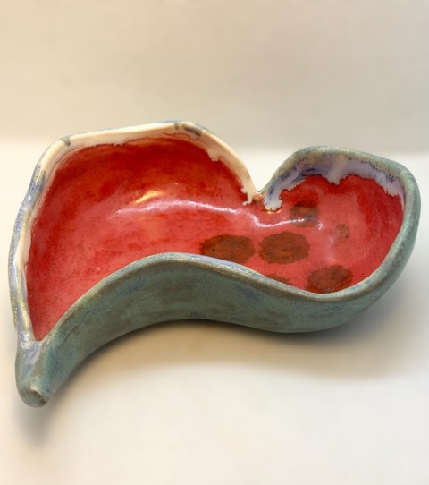 Corazón mediano interior rojo con manchas oscuras. Exterior piedra