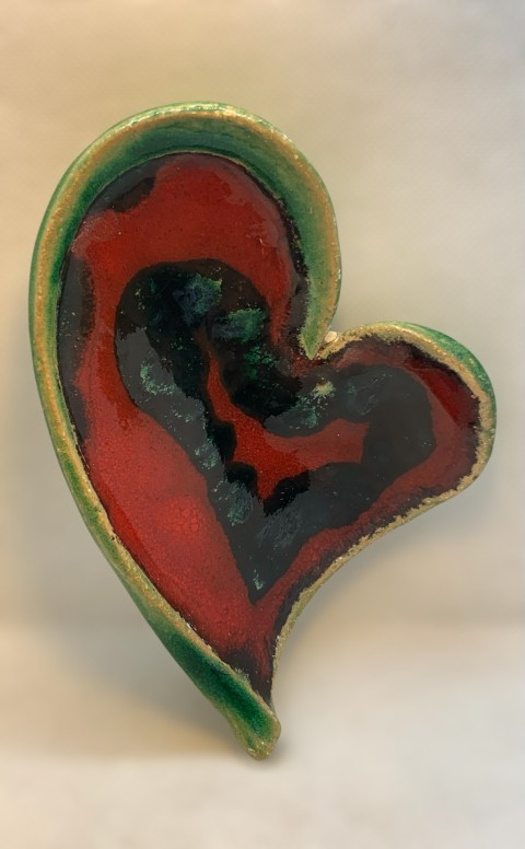 Corazón mediano interior rojo cadmio con cristales oscuros. Borde y reverso verde 