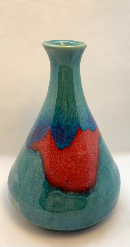 Vasija pequeña torneada. Cuello delgado. Turquesa con franja roja