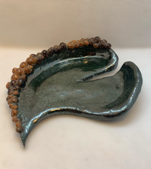 Corazón mediano verde oscuro con pelotiras cafés en uno de los lados. Con CHZ