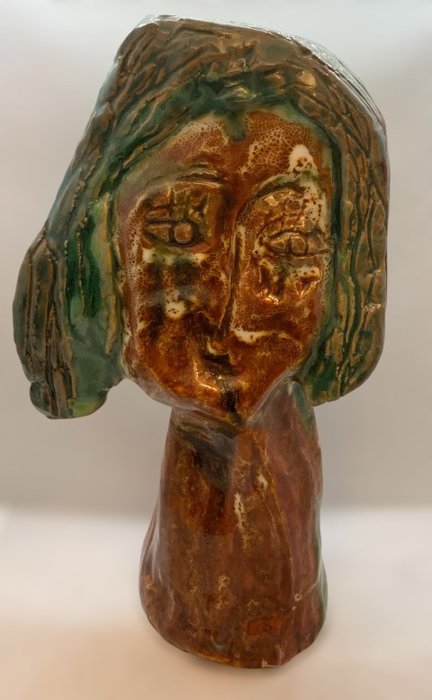 Escultura cabeza mujer. Caf é, manchas blancas y pelo verde