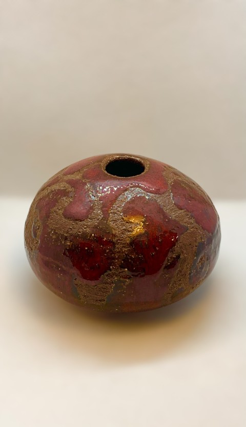 Pasta Pomaire. Florero pequeño, bajo y ancho con abertura pequeña. Rojo cadmio cera