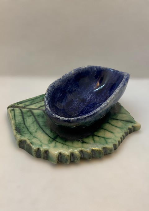 Plato pequeño y hondo. Azul cobalto, borde ligeramente cerrado. Fondo círculo celeste