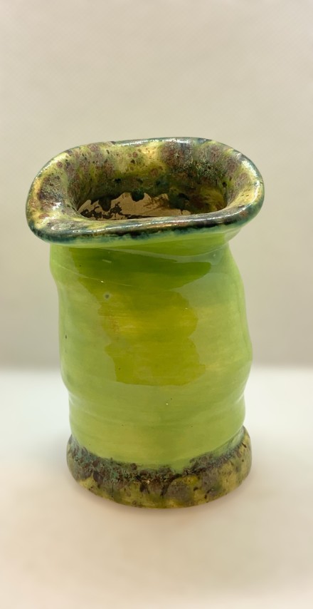 Florero irregular. Verde manzana, parte inferior y superior con pistacho
