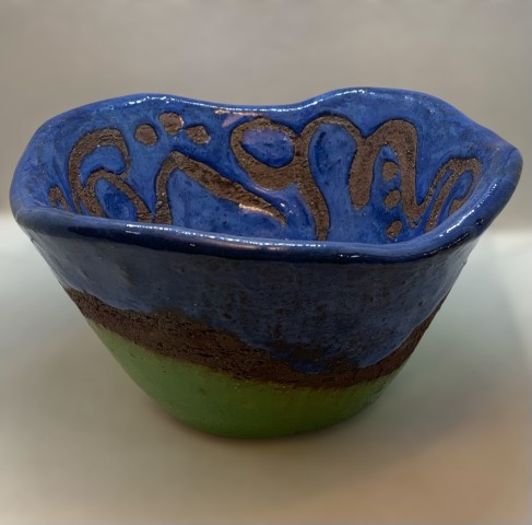 Fuente pequeña o plato muy hondo. Pasta Pomaire. Interior azul con cera. Afuera verde