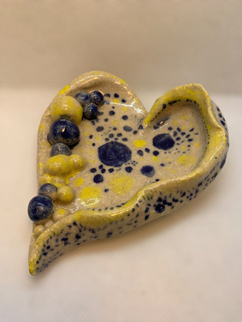 Corazón CHZ. Pelotas grandes y pequeñas. Puntos azules y amarillo