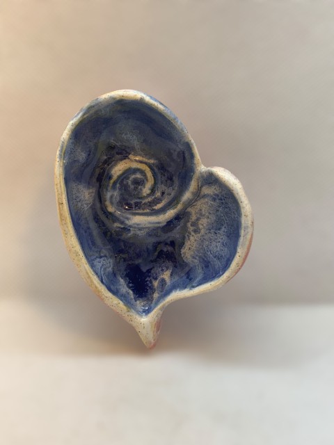 Corazón con espiral. Interior azul con manchas blancas. Exterior rosado con manchas