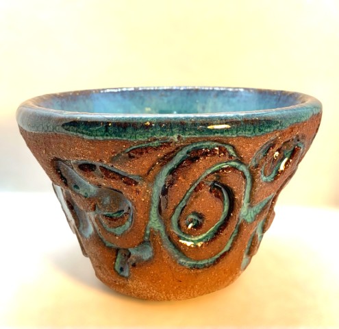 Pasta Pomaire. Interior turquesa, exterior esculpido con turquesa