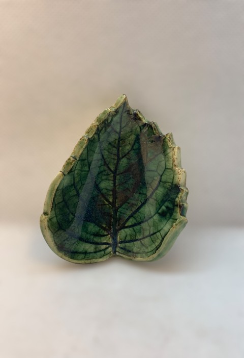 Impresión hoja pequeña cortada por el contorno. Nervaduras con cobre, reverso blanca