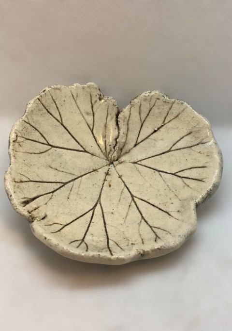 Impresión hoja pequeña cortada por el contorno. Platito. Blanco con nervaduras café sutil