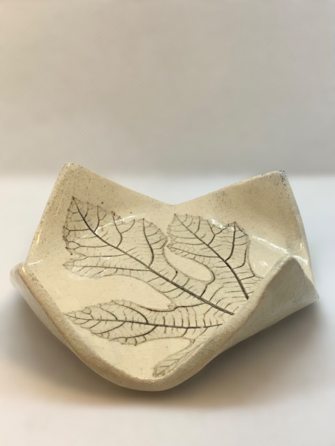 Platito cuadrado con impresión de hoja. Puntas hacia arriba. Blanco con nervaduras café