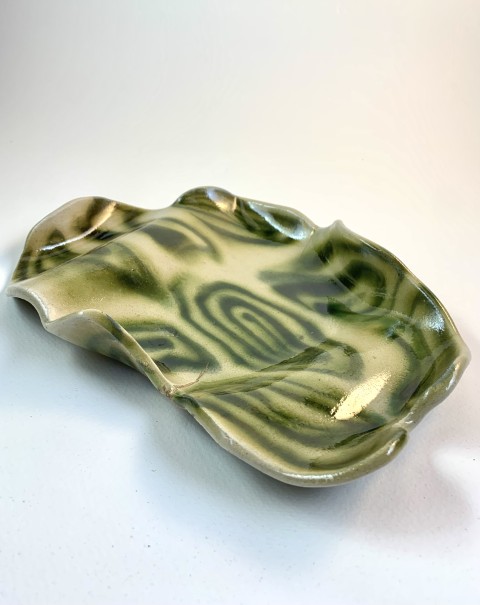 Plato irregular nerikomi con espirales cobre. Pieza con dos grietas