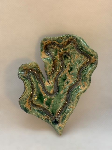 Corazón pequeño verde con líenas con óxido. Contorno muy ondulado