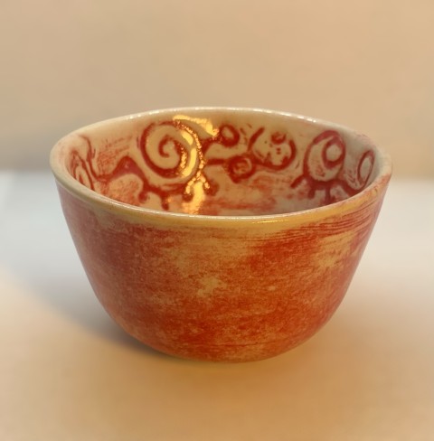 Jaspeado rojo con esgrafiado interior